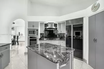 392 Coconut Cir, Weston, FL 33326 - Photo 17