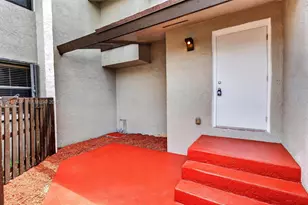 10080 NW 9th St Cir, Miami, FL 33172 - Photo 13