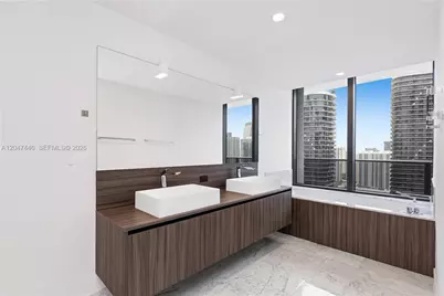 1000 Brickell Plz #4015, Miami, FL 33131 - Photo 27