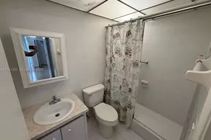 10000 NW 80th Ct, Hialeah Gardens, FL 33016 - Photo 5