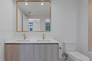 77 SE 5th St, Miami, FL 33131 - Photo 13