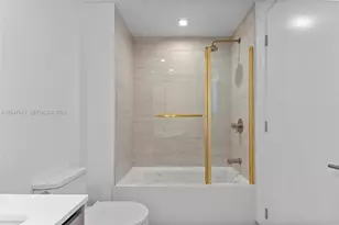 77 SE 5th St, Miami, FL 33131 - Photo 9