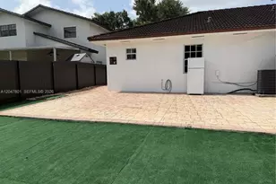 7565 N Augusta Dr, Hialeah, FL 33015 - Photo 15
