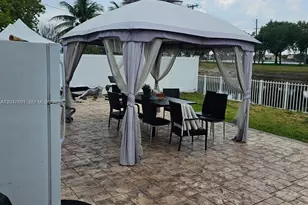 7565 N Augusta Dr, Hialeah, FL 33015 - Photo 13