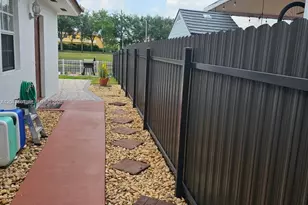 7565 N Augusta Dr, Hialeah, FL 33015 - Photo 11