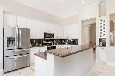 18500 SW 7th St, Pembroke Pines, FL 33029 - Photo 5