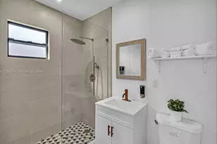 860 NW 17th Ct, Miami, FL 33125 - Photo 11