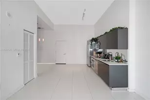 31 SE 6th St, Miami, FL 33131 - Photo 11