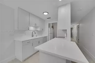 810 SW 12th Ct, Fort Lauderdale, FL 33315 - Photo 3