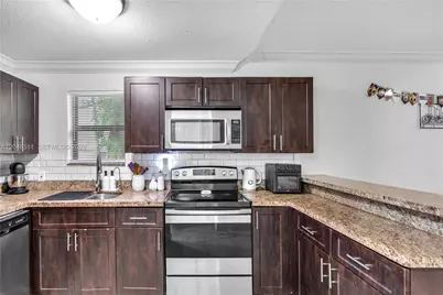 930 NE 132nd St, North Miami, FL 33161 - Photo 9
