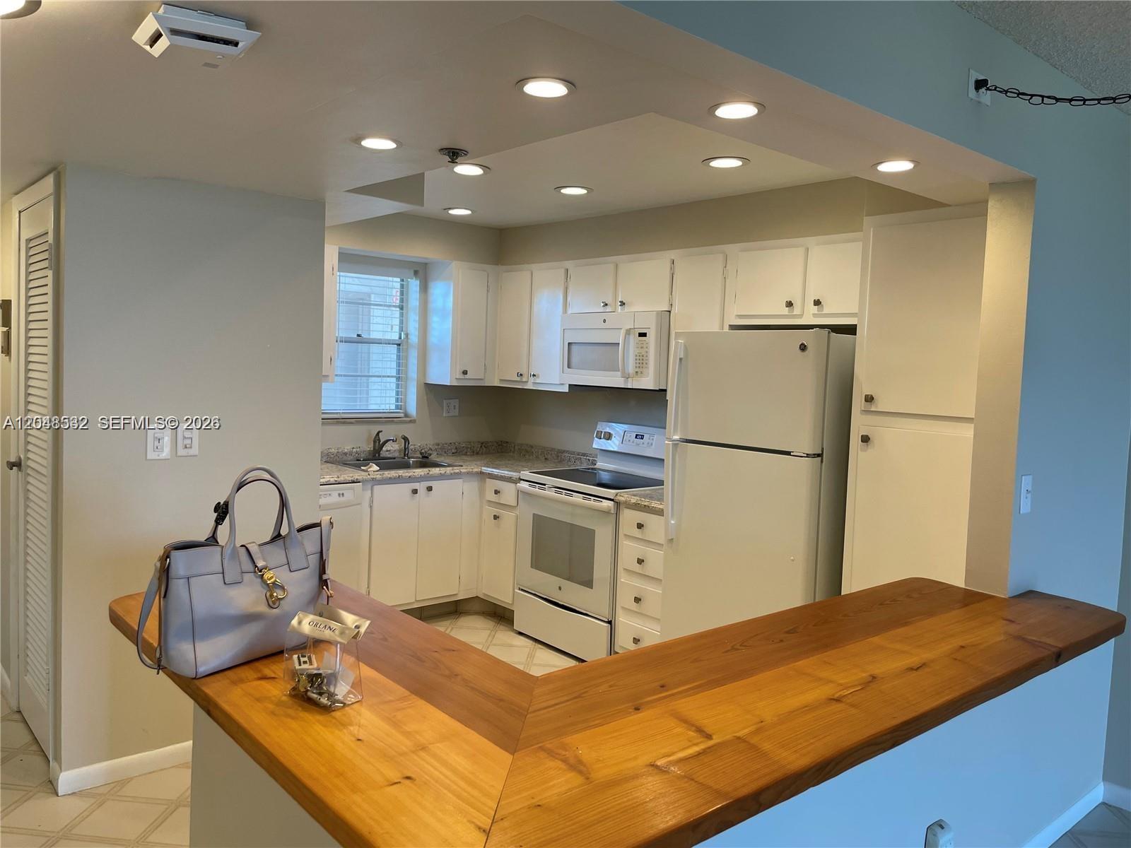 3100 W Rolling Hills Cir #502 - 3100 W Rolling Hills Cir #502, Davie, FL 33328 Luxury Property | Jose Angel Pina