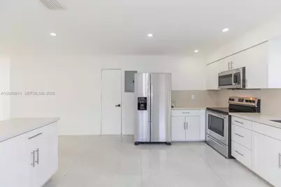 913 NE 2nd St, Hallandale Beach, FL 33009 - Photo 13