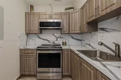 750 NE 4th Pl, Hialeah, FL 33010 - Photo 13