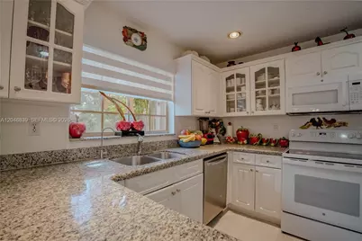 19702 NW 84th Pl, Hialeah, FL 33015 - Photo 31