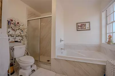 19702 NW 84th Pl, Hialeah, FL 33015 - Photo 17