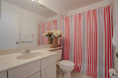 19702 NW 84th Pl, Hialeah, FL 33015 - Photo 23
