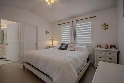 19702 NW 84th Pl, Hialeah, FL 33015 - Photo 15