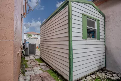 19702 NW 84th Pl, Hialeah, FL 33015 - Photo 13