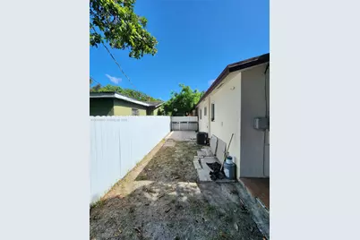 1097 NW 38th St, Miami, FL 33127 - Photo 15