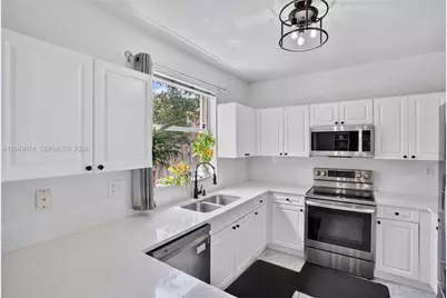 913 NW 135th Ave, Pembroke Pines, FL 33028 - Photo 9