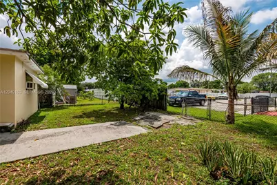 292 W 39th Pl, Hialeah, FL 33012 - Photo 35