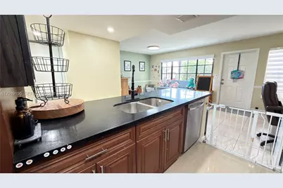 9492 NW 39th St, Sunrise, FL 33351 - Photo 9