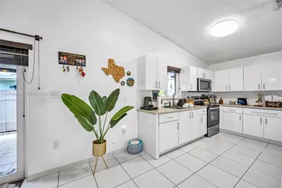 7256 W 34th Ln, Hialeah, FL 33018 - Photo 15
