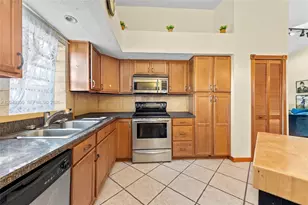 8220 Waterford Ln, Tamarac, FL 33321 - Photo 5