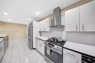 490 W 33rd Pl, Hialeah, FL 33012 - Photo 11