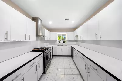 490 W 33rd Pl, Hialeah, FL 33012 - Photo 9