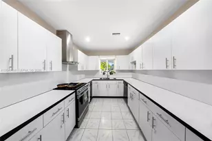 490 W 33rd Pl, Hialeah, FL 33012 - Photo 9
