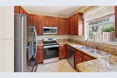 1073 NE 30th Ave, Homestead, FL 33033 - Photo 9