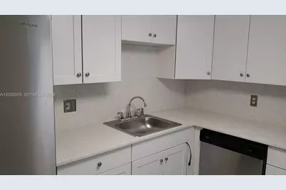 500 Executive Center Dr #4E, West Palm Beach, FL 33401 - Photo 3