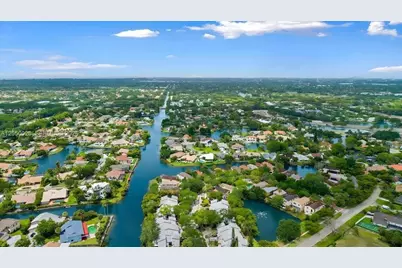 9847 Fairway Cove Ln, Plantation, FL 33324 - Photo 17
