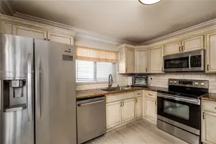 19853 NW 64th Pl, Hialeah, FL 33015 - Photo 13