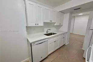 4400 Hillcrest Dr, Hollywood, FL 33021 - Photo 3