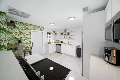 810 NW 21st Ct, Miami, FL 33125 - Photo 7