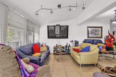 1052 NW 25th Ave, Miami, FL 33125 - Photo 5