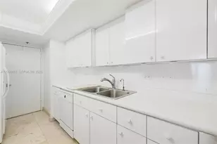 6039 Collins Ave, Miami Beach, FL 33140 - Photo 13