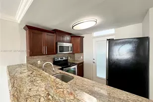 1045 10th St, Miami Beach, FL 33139 - Photo 3