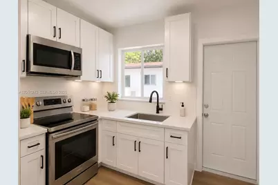 760-762 NW 52nd St #760-762, Miami, FL 33127 - Photo 9