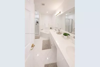 5724 NW 112th Pl #5724, Doral, FL 33178 - Photo 9