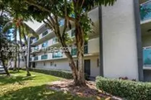 8481 Springtree Dr, Sunrise, FL 33351 - Photo 3