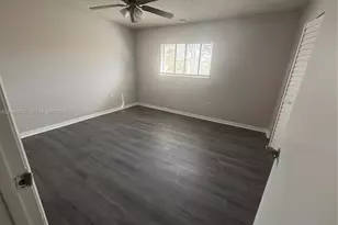 323 E Palm Cir E, Pembroke Pines, FL 33025 - Photo 9