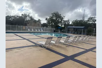 323 E Palm Cir E, Pembroke Pines, FL 33025 - Photo 5