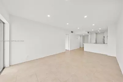 7900 Camino Cir #406, Miami, FL 33143 - Photo 9