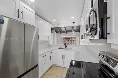 2112 SW 81st Way, Davie, FL 33324 - Photo 7