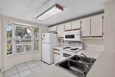 2561 NE 15th St, Pompano Beach, FL 33062 - Photo 11