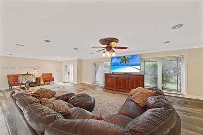8541 N Lake Dasha Dr, Plantation, FL 33324 - Photo 7
