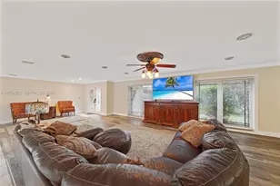 8541 N Lake Dasha Dr, Plantation, FL 33324 - Photo 7